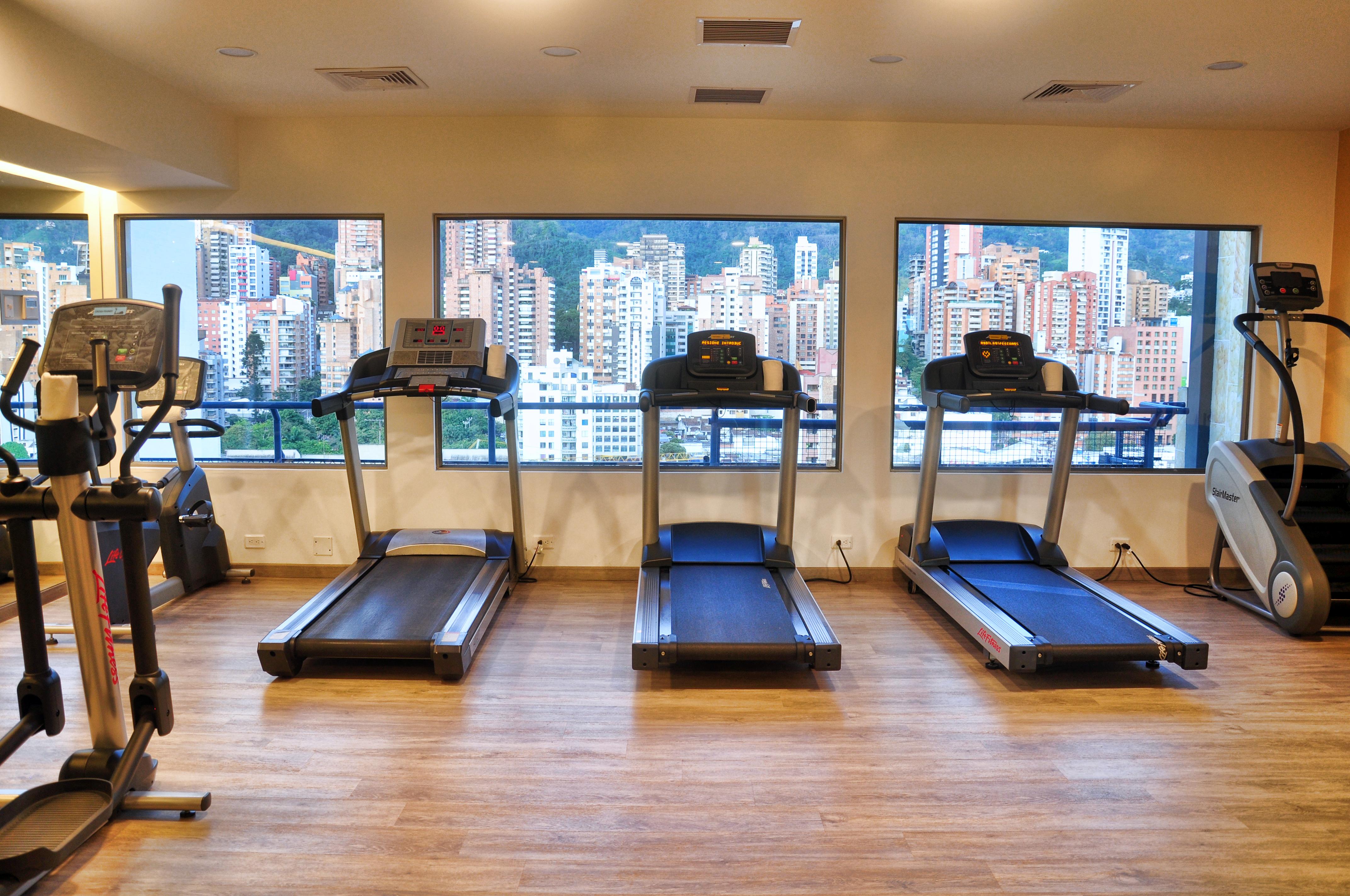 Hotel Dann Carlton Μπουκαραμάνγκα Εξωτερικό φωτογραφία Treadmills in a gym
